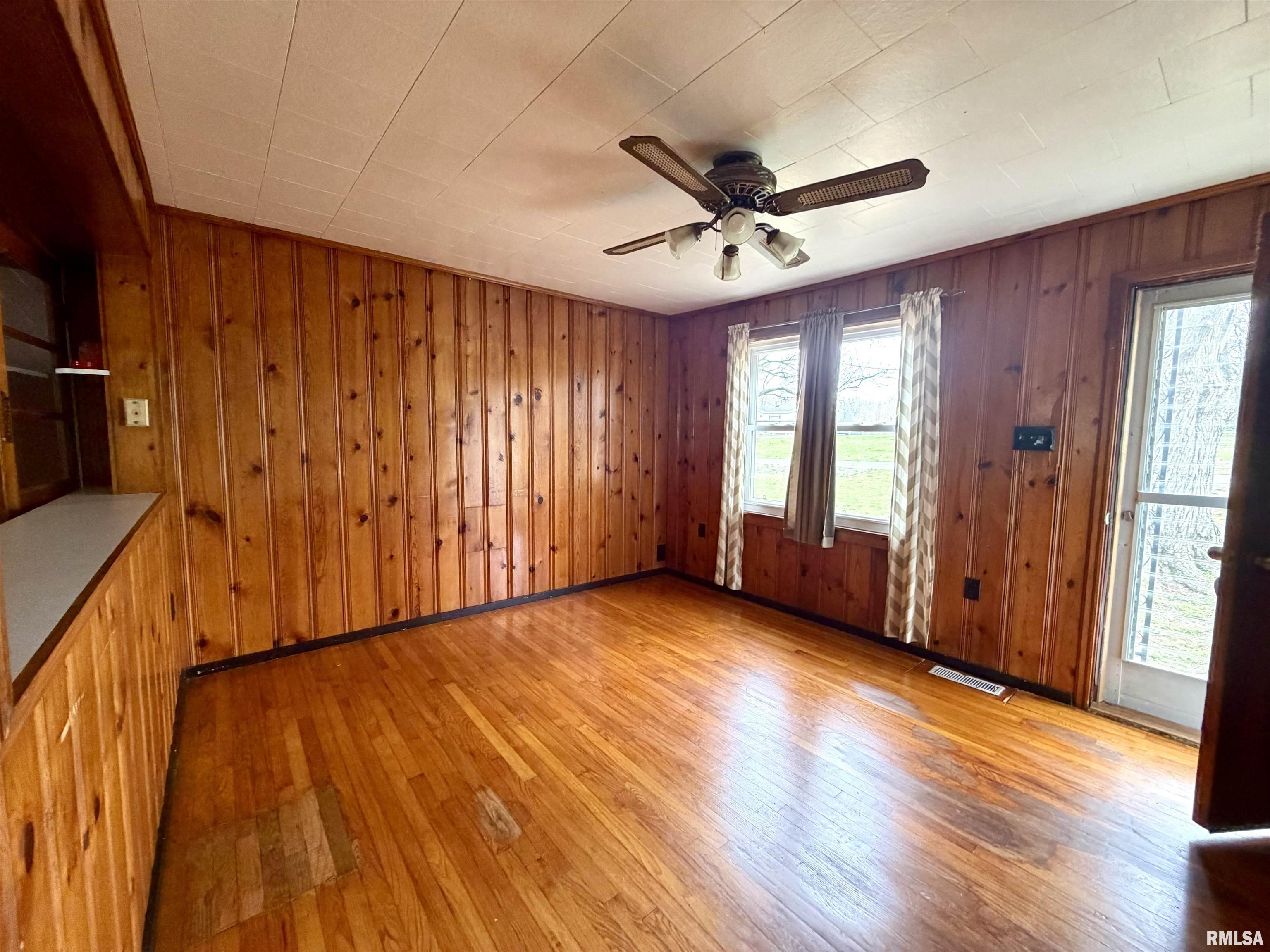 1950 Greenhill Road Eldorado, IL 62930 - Photo 5 of 25