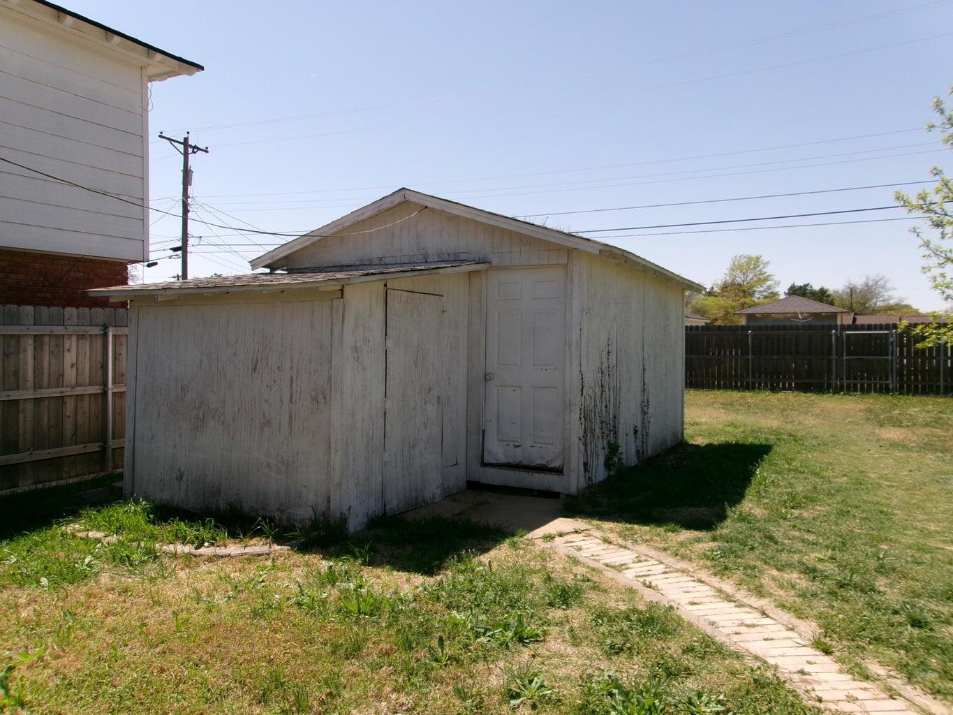 1201 Borger Plainview, TX 79072 - Photo 21 of 22 a backyard of a house