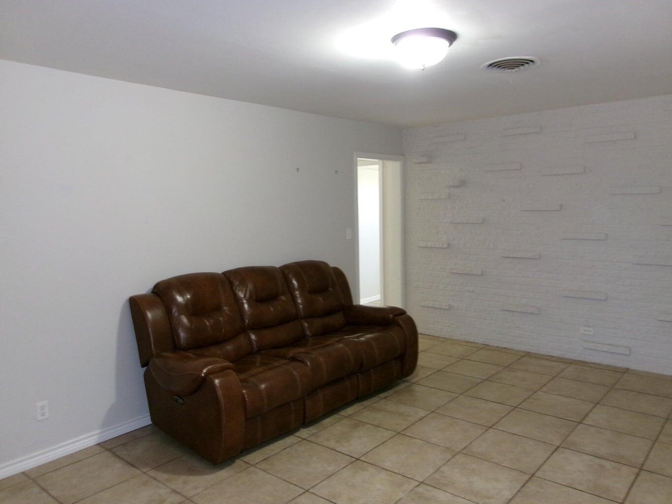 1201 Borger Plainview, TX 79072 - Photo 3 of 22 a living room with furniture