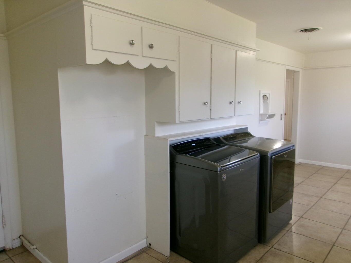 1201 Borger Plainview, TX 79072 - Photo 7 of 22 a utility room with dryer and washer