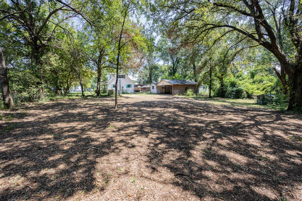 925 Angies Crossing Tool, TX 75143 - Photo 25 of 25 a backyard of a house with lots of green space
