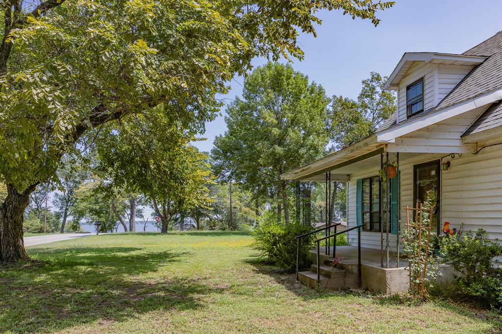 925 Angies Crossing Tool, TX 75143 - Photo 4 of 25 a view of a yard in front of house