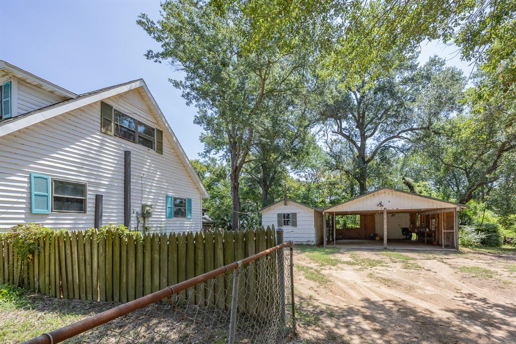 925 Angies Crossing Tool, TX 75143 - Photo 8 of 25 a front view of a house with a garden