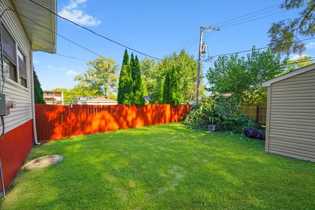 a view of a back yard