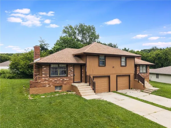 $325,000 | 705 Northeast Banner Drive, Lee's Summit, MO 64086