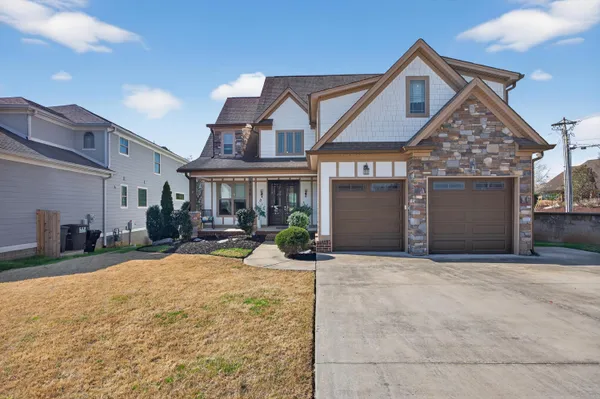 $569,900 | 8106 Savannah Bay Drive, Ooltewah, TN 37363