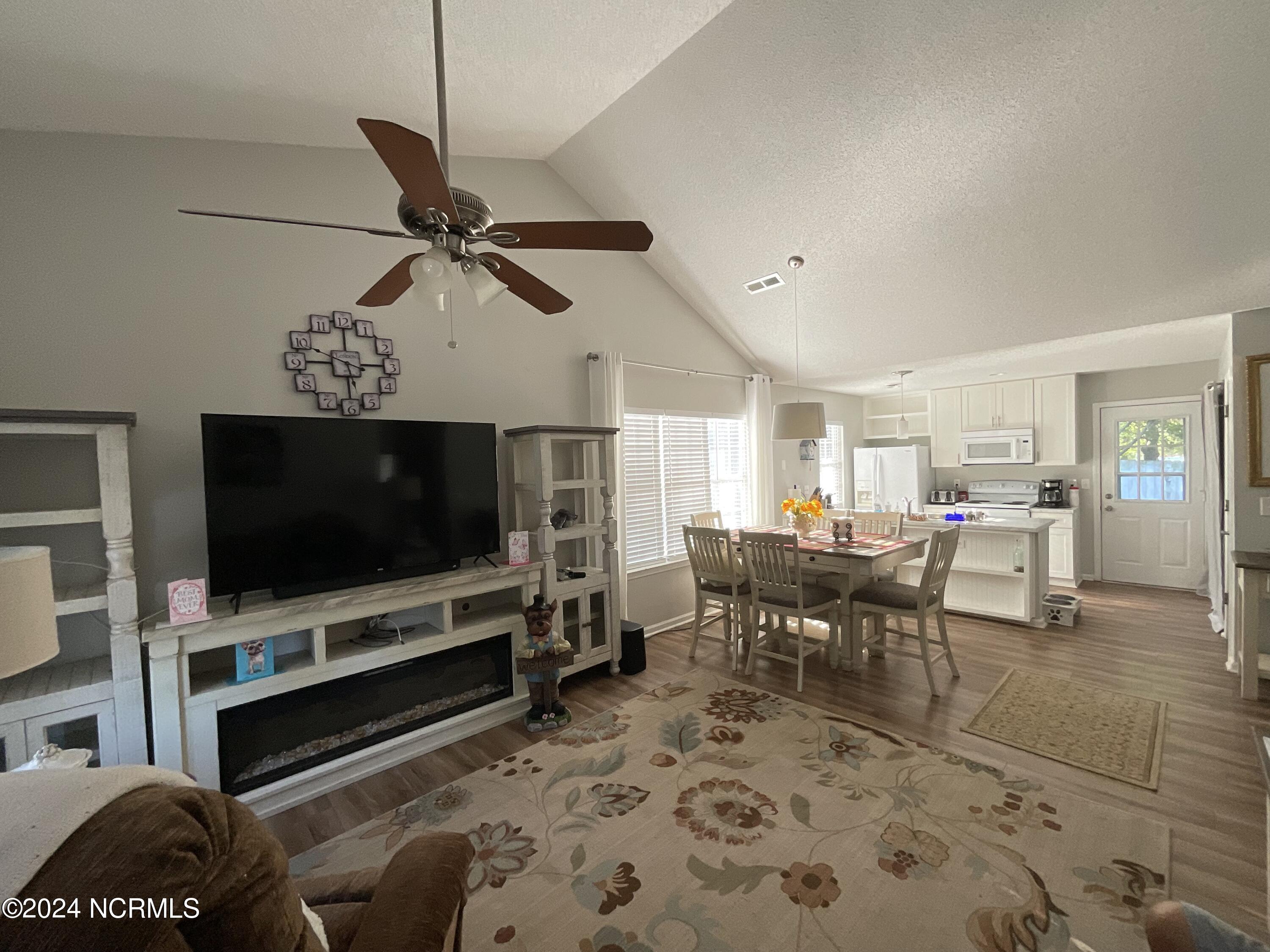 1405 Faulkenberry Road Wilmington, NC 28409 - Photo 5 of 29 Vaulted ceilings