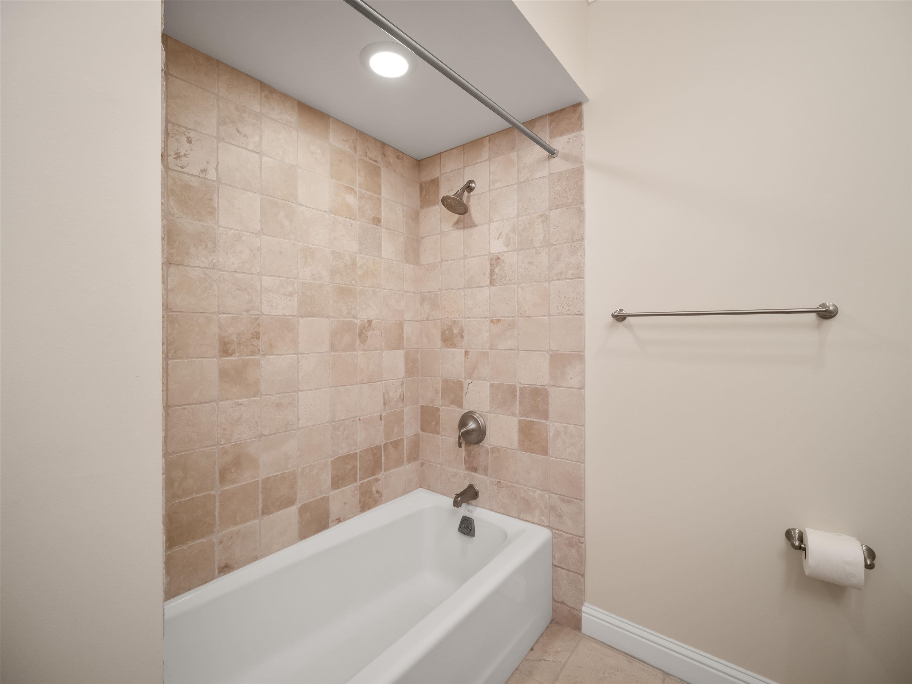 28 Kai La Place, Unit 19A Kihei, HI 96753 - Photo 31 of 49 a bathroom with a bathtub