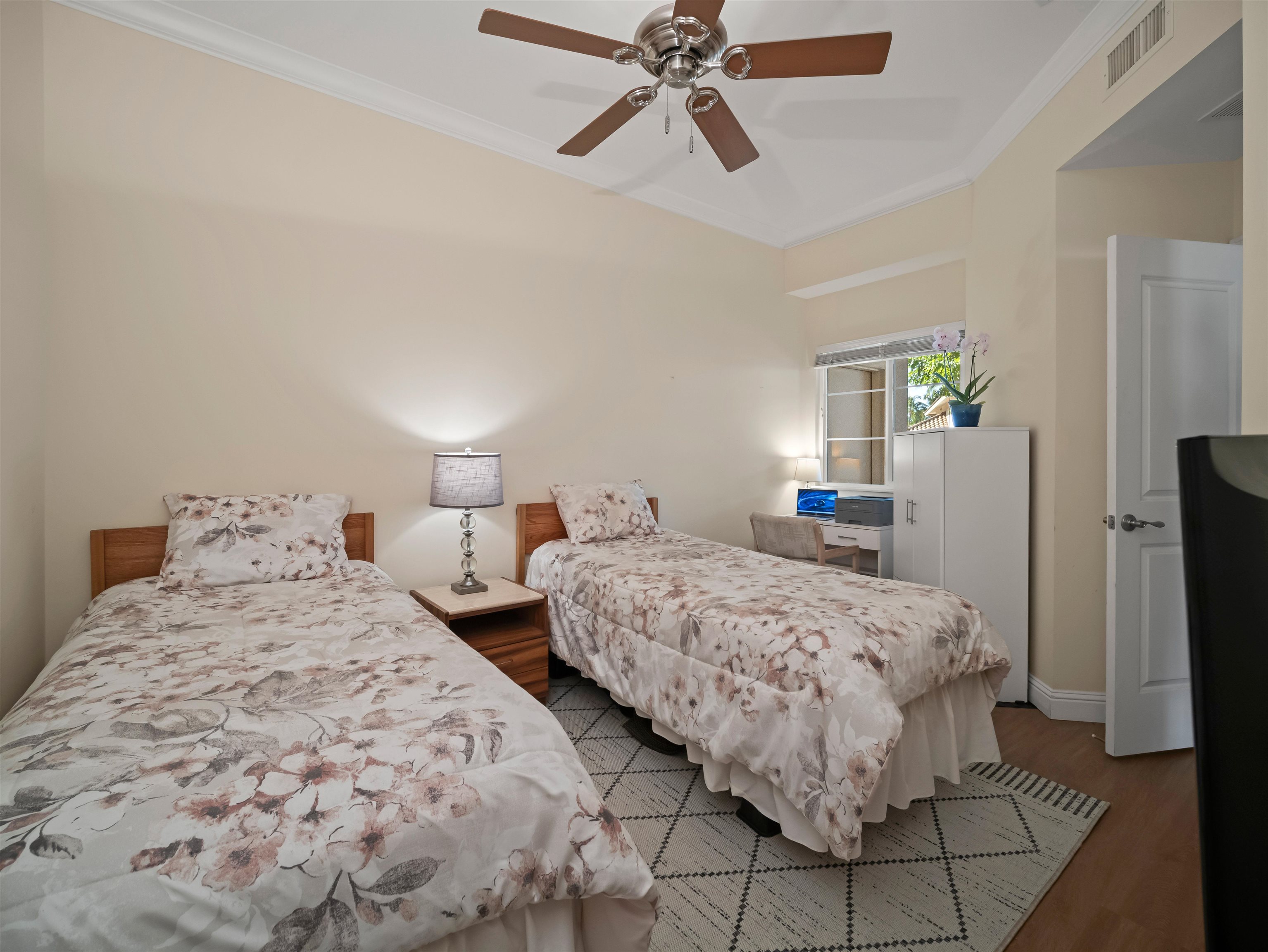 28 Kai La Place, Unit 19A Kihei, HI 96753 - Photo 33 of 49 a bedroom with two beds and a chandelier