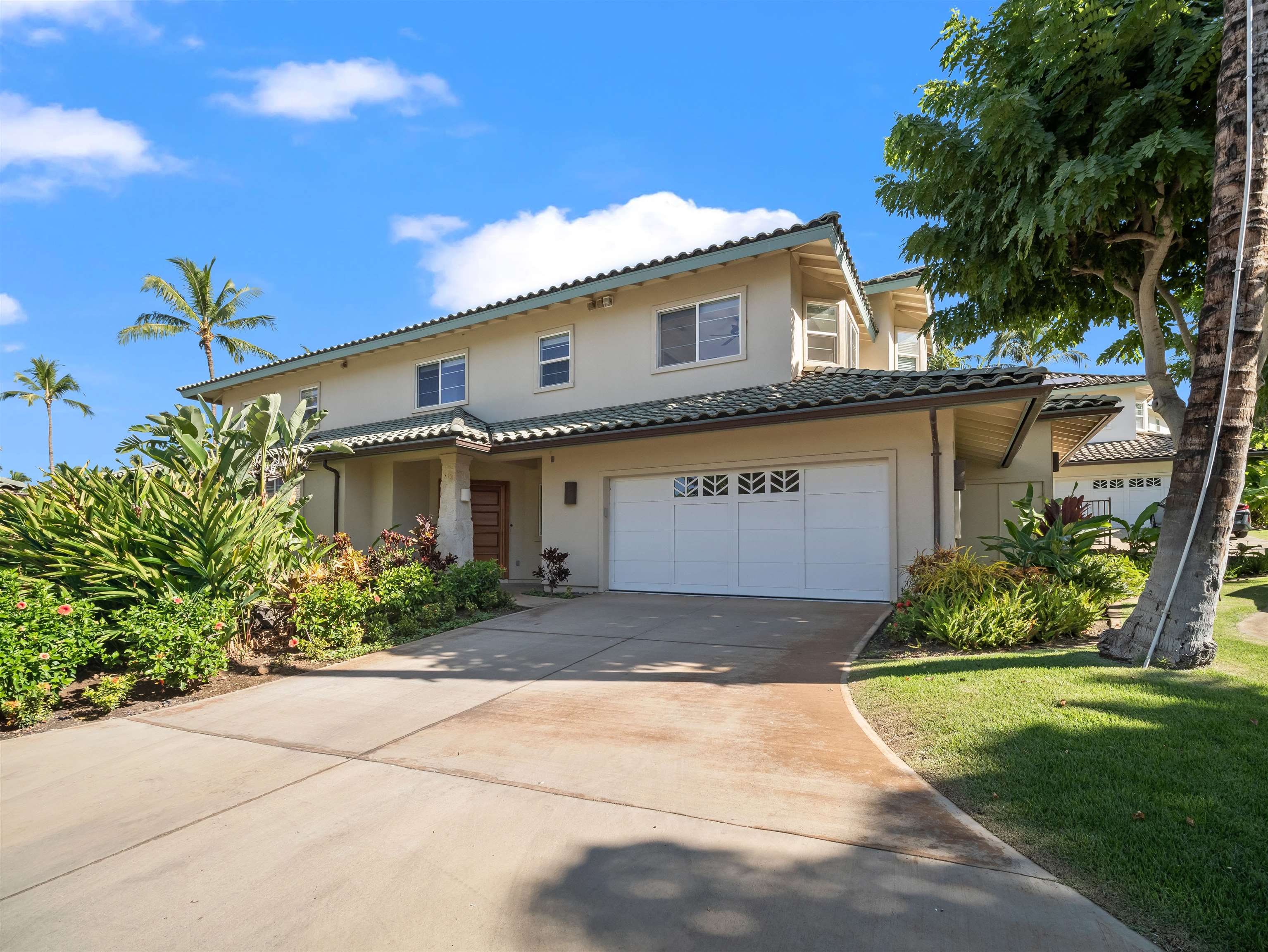 28 Kai La Place, Unit 19A Kihei, HI 96753 - Photo 43 of 49 a front view of a house with a yard and a garage