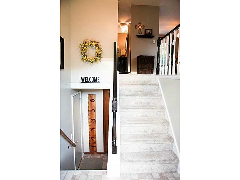 106 Logan Road Imperial, PA 15126 - Photo 2 of 17 Entry/Foyer.