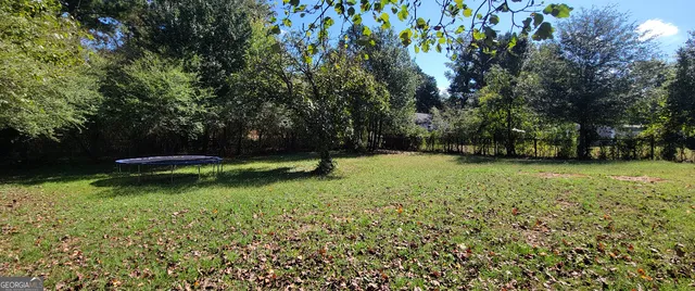 a view of a backyard