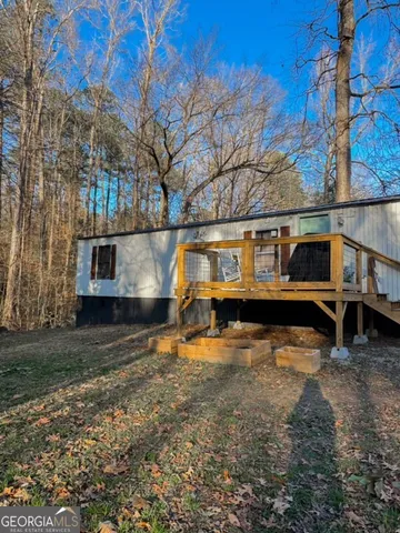 a view of a house with backyard