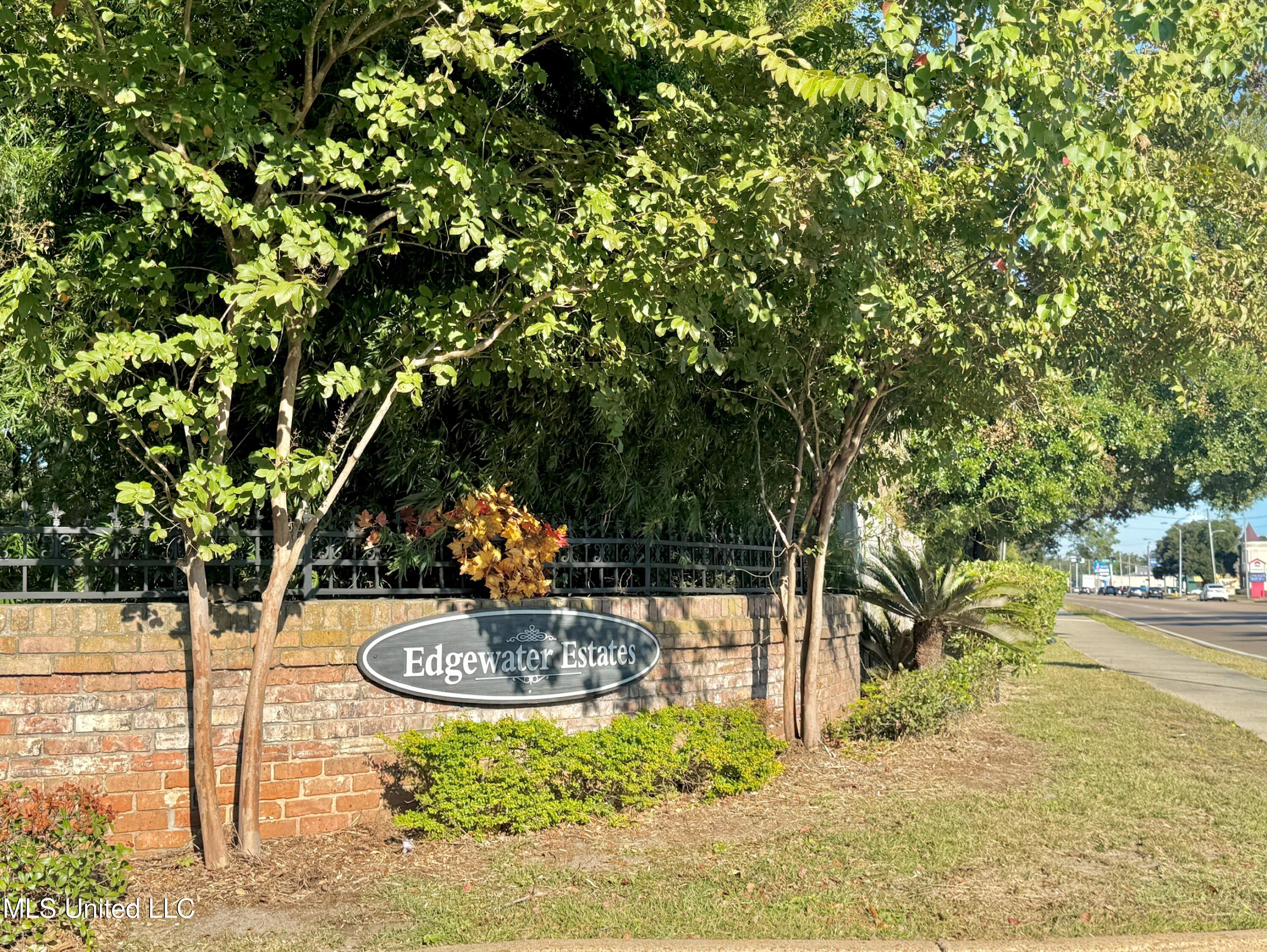 304 Fairview Drive Biloxi, MS 39531 - Photo 2 of 32 IMG_1572