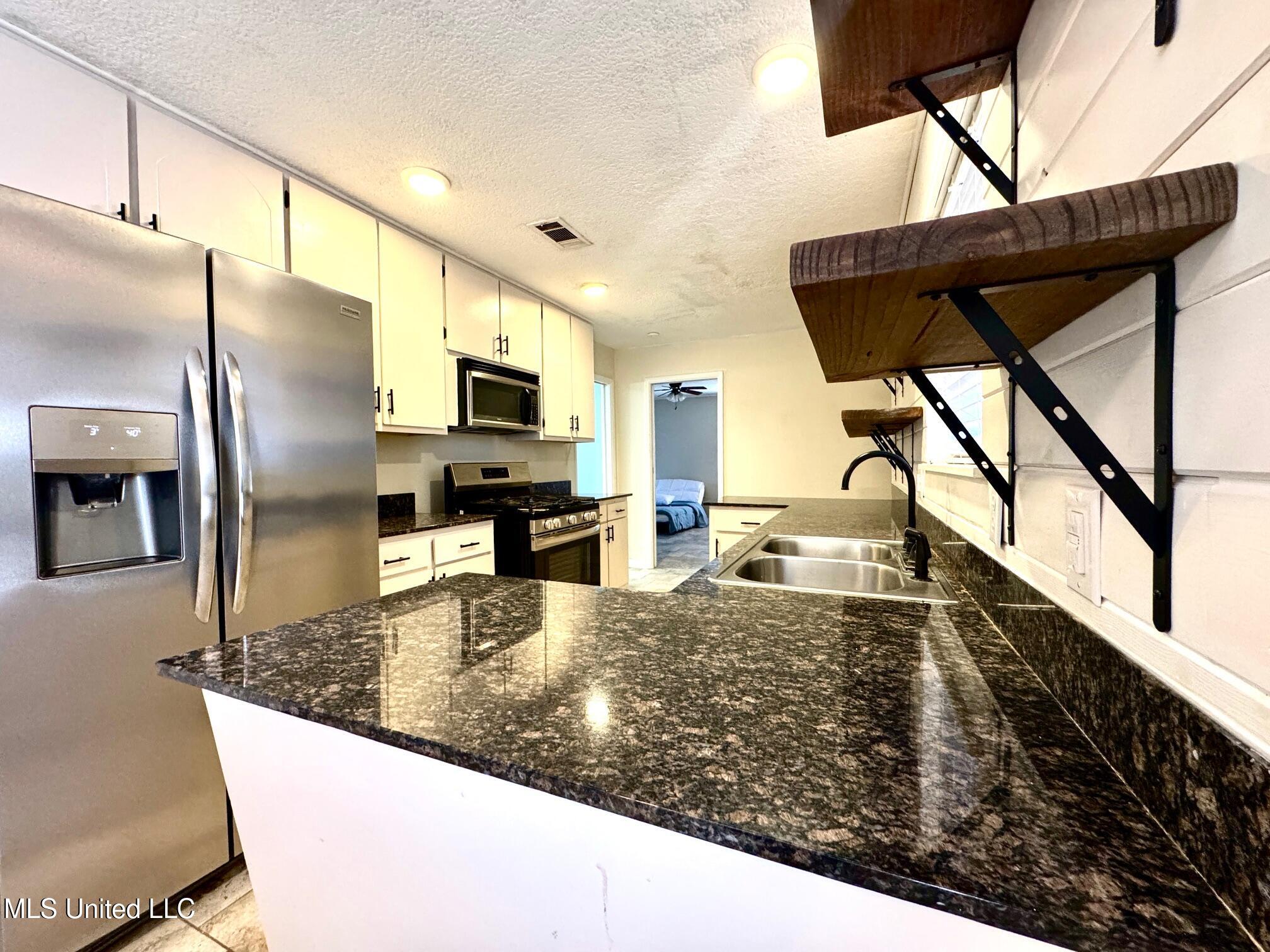 304 Fairview Drive Biloxi, MS 39531 - Photo 6 of 32 IMG_1499