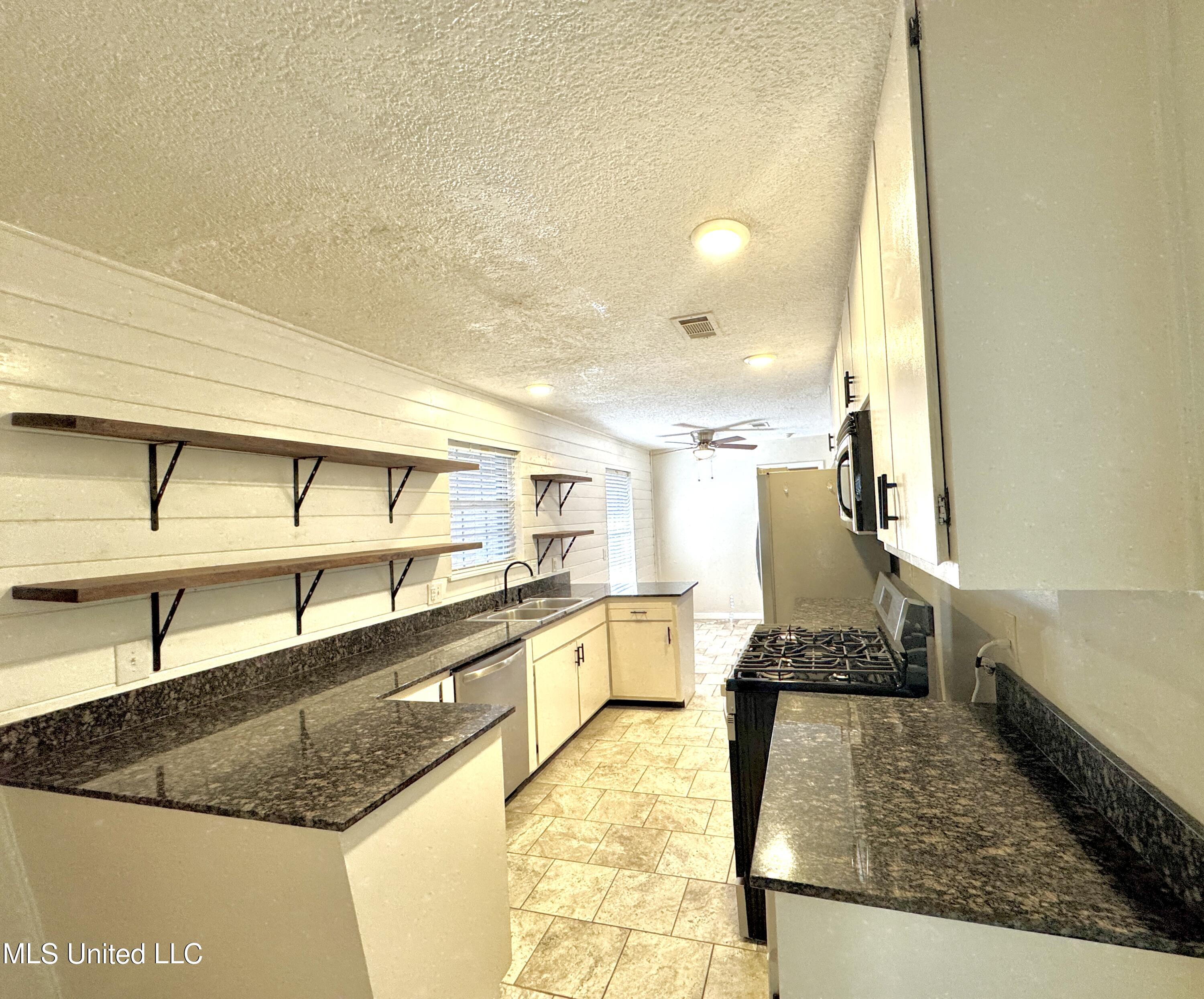 304 Fairview Drive Biloxi, MS 39531 - Photo 7 of 32 IMG_1495