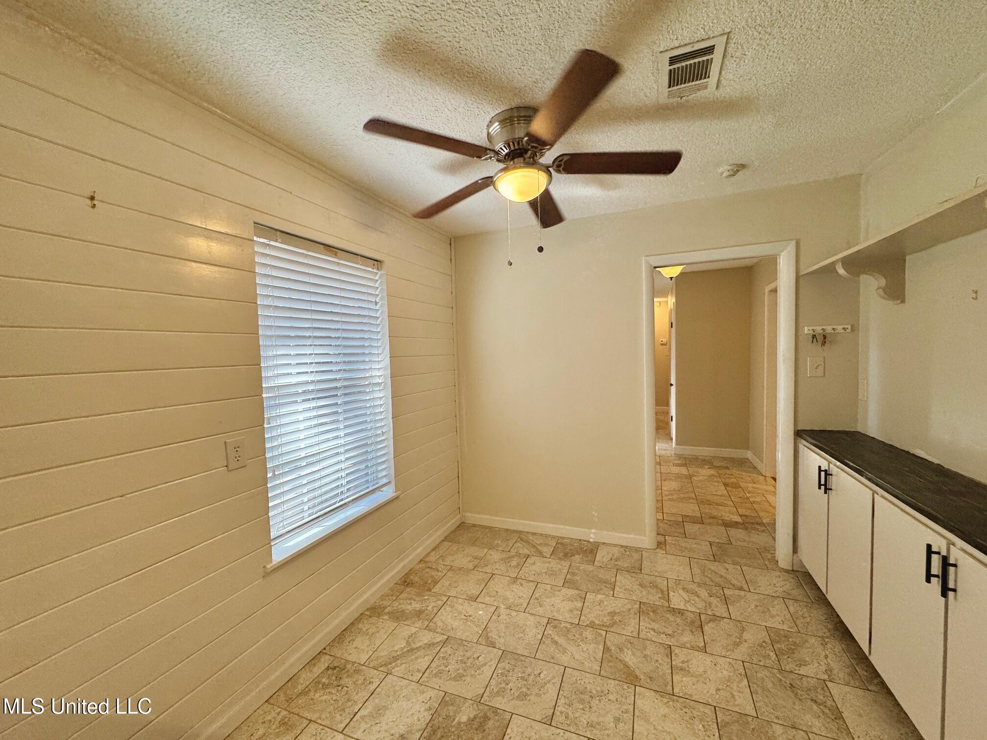 304 Fairview Drive Biloxi, MS 39531 - Photo 8 of 32 IMG_1511