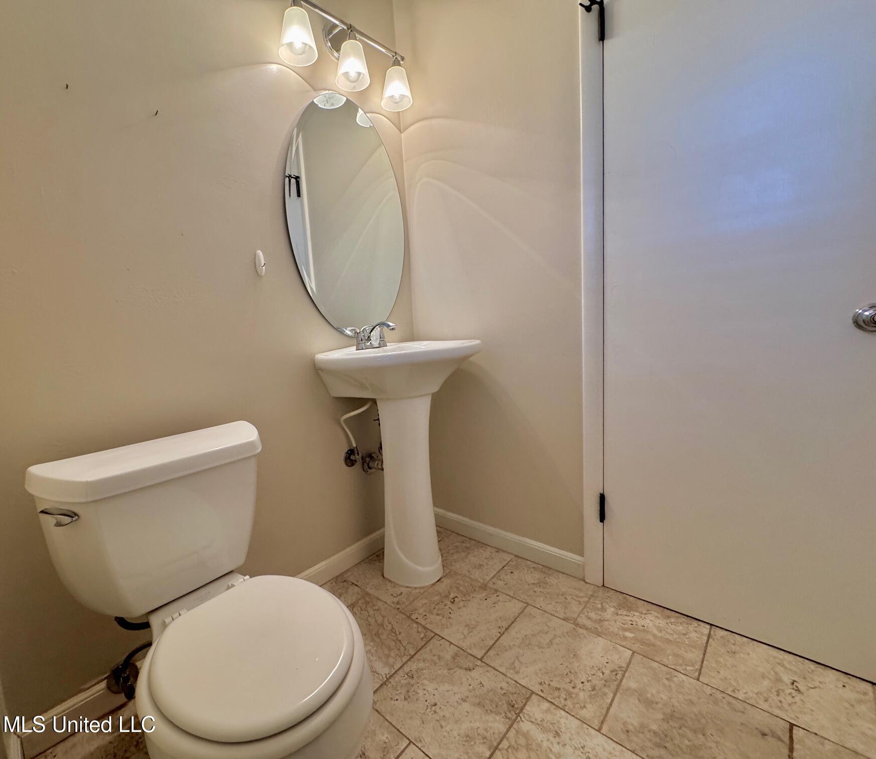 304 Fairview Drive Biloxi, MS 39531 - Photo 9 of 32 IMG_1494