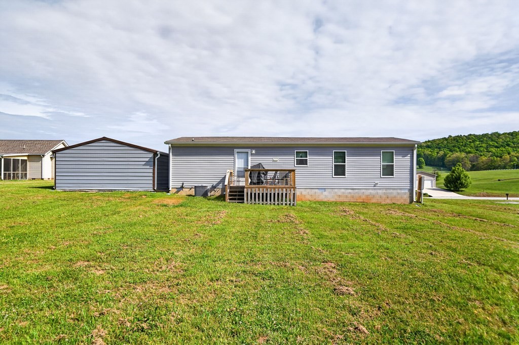 156 Falls View Road Sparta, TN 38583 - Photo 20 of 29 a backyard of a house with table and chairs