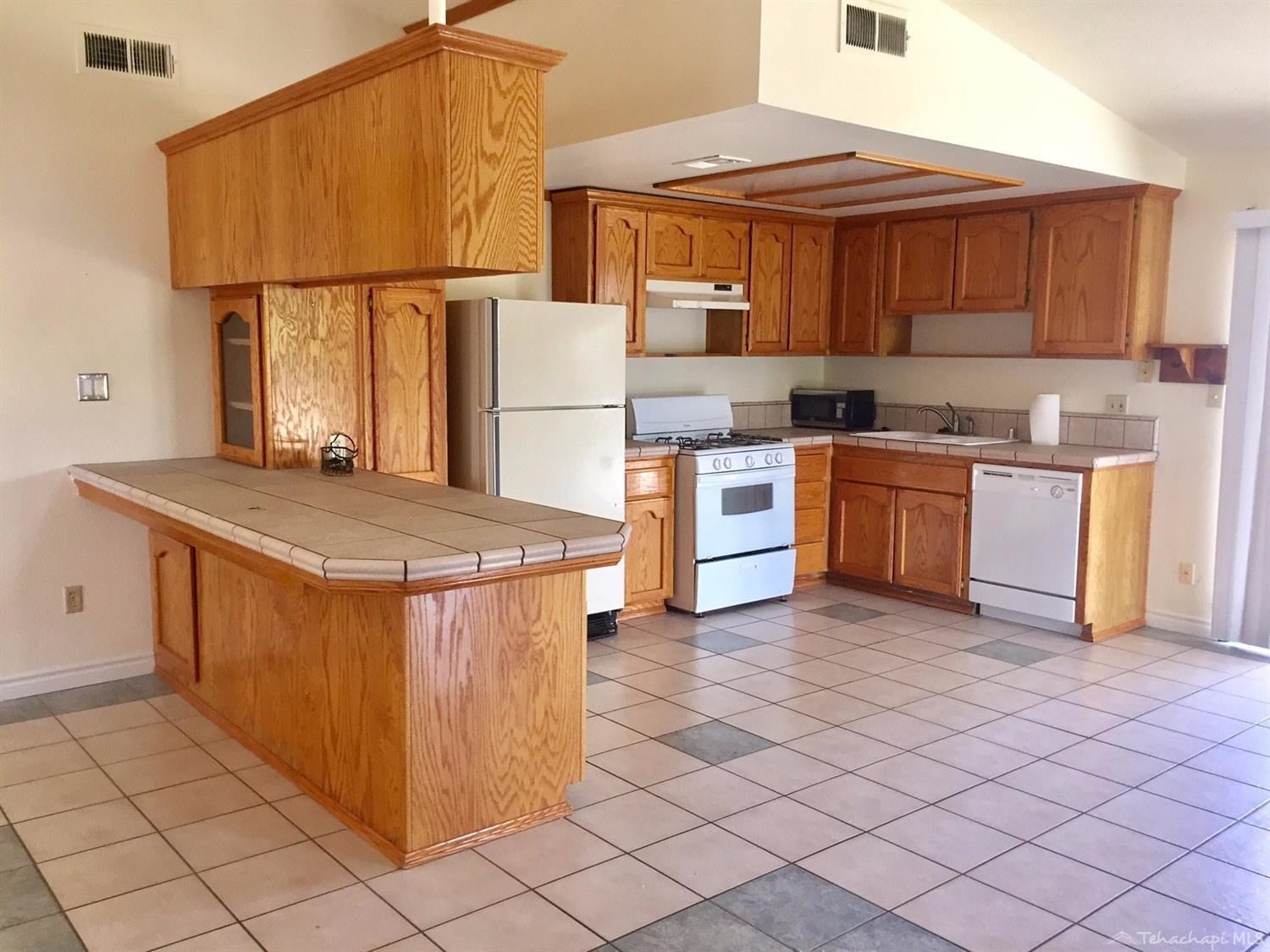 21701 Ripple Lane Tehachapi, CA 93561 - Photo 2 of 33 OPEN KITCHEN