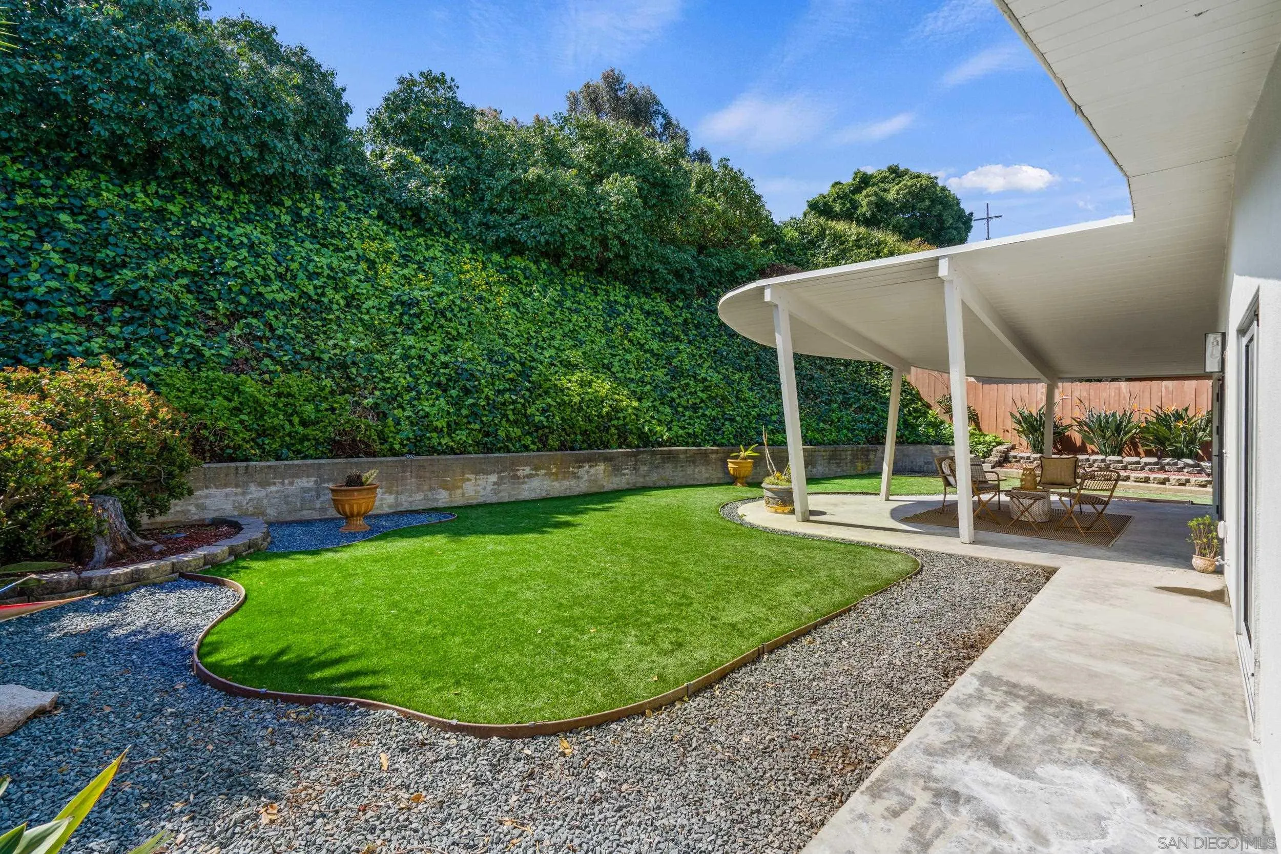 3448 Larga Circle San Diego, CA 92110 - Photo 28 of 36 a view of a backyard with a garden and plants