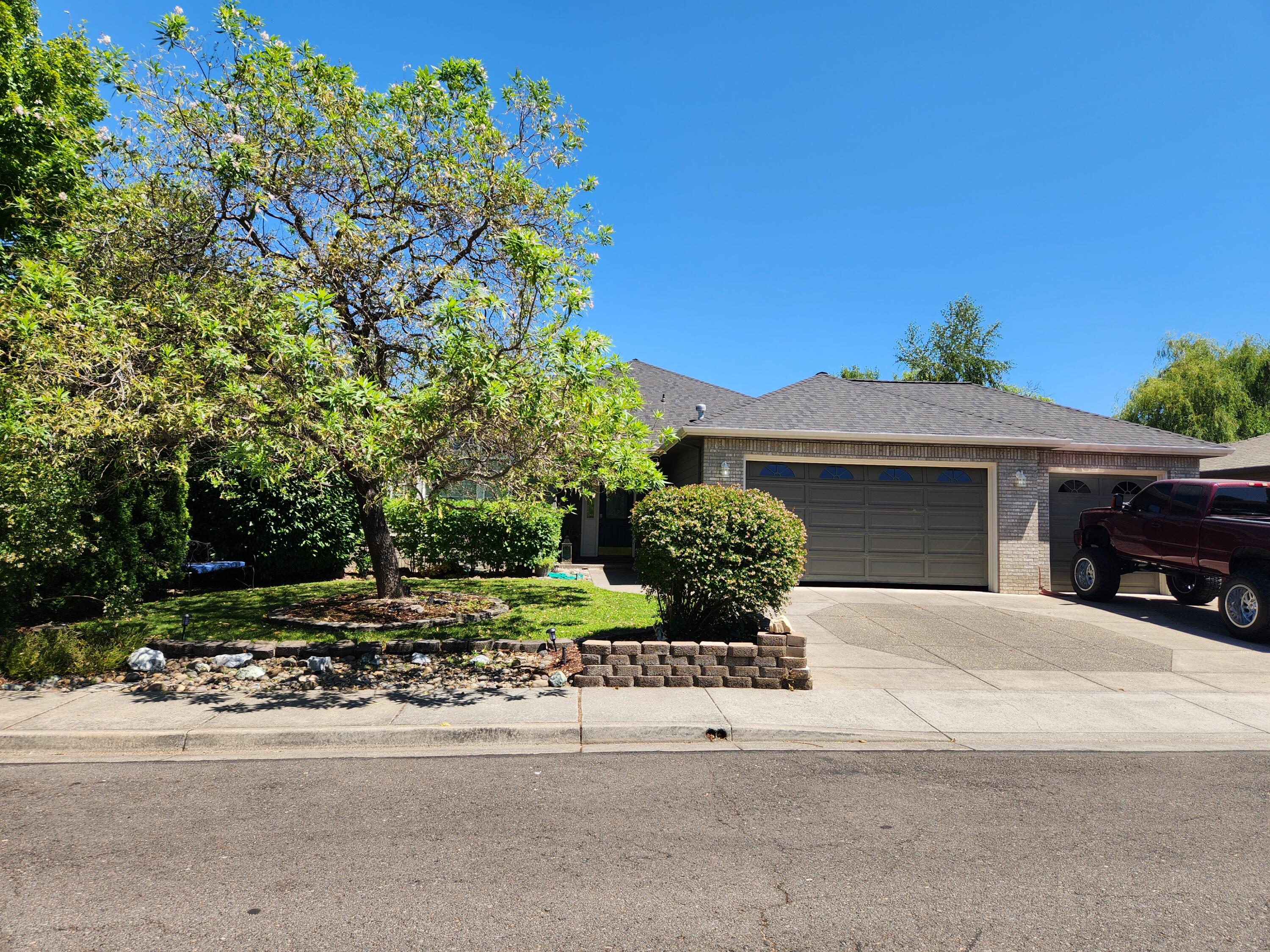 900 Mendolia Way Central Point, OR 97502 - Photo 2 of 49 1