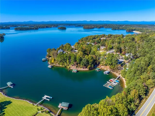 $979,900 | 211 Wynmere Way, Seneca, SC 29672