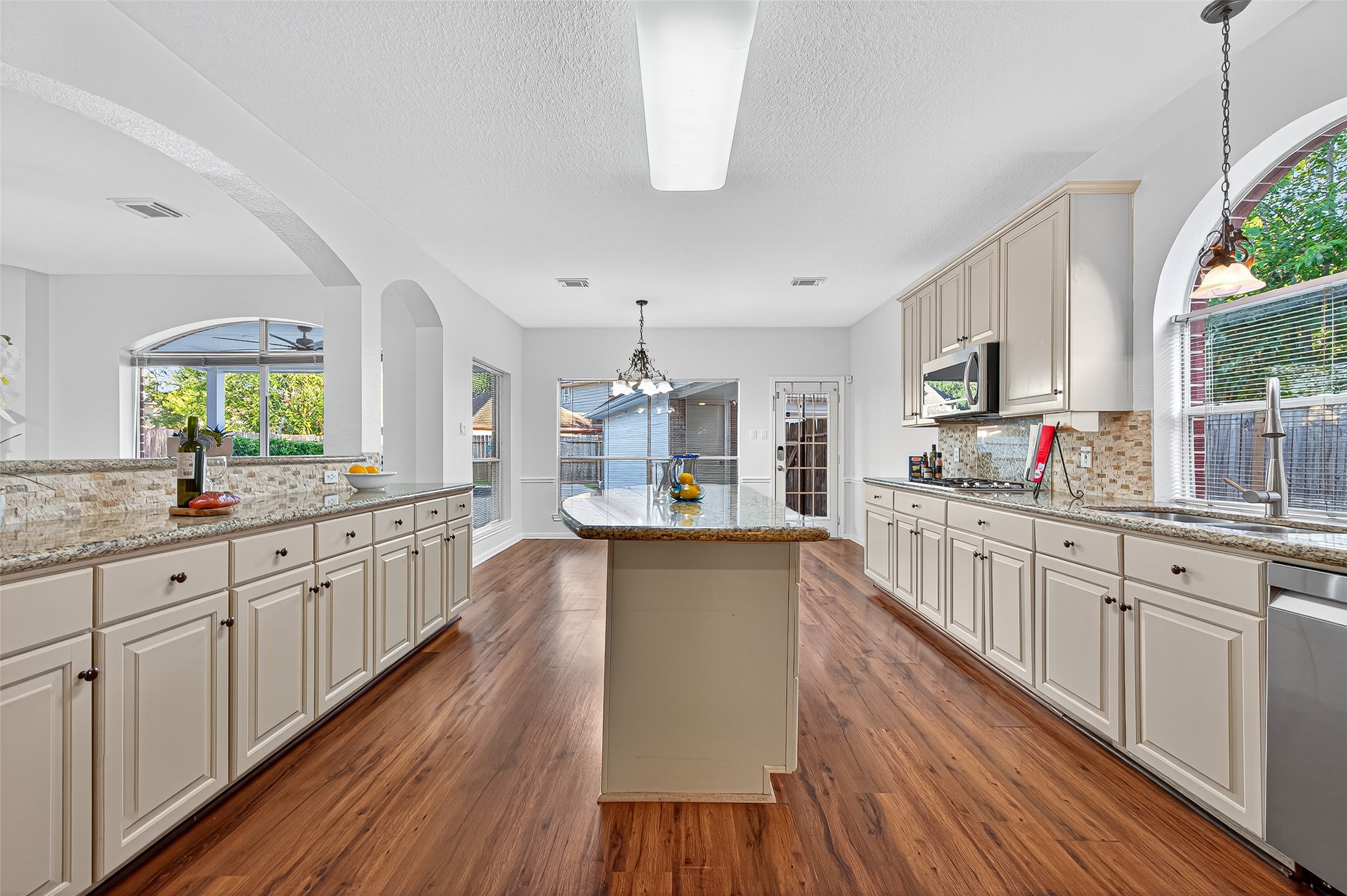 13011 Mossy Ridge Cove Houston, TX 77041 - Photo 3 of 50 Ample cabinetry and a stylish island with a breakfast bar.