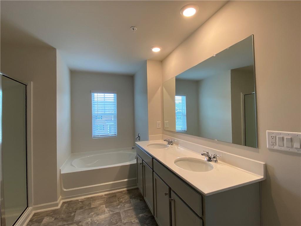 2715 Piper Drive Atlanta, GA 30331 - Photo 12 of 21 a bathroom with 2 sink tub and a mirror