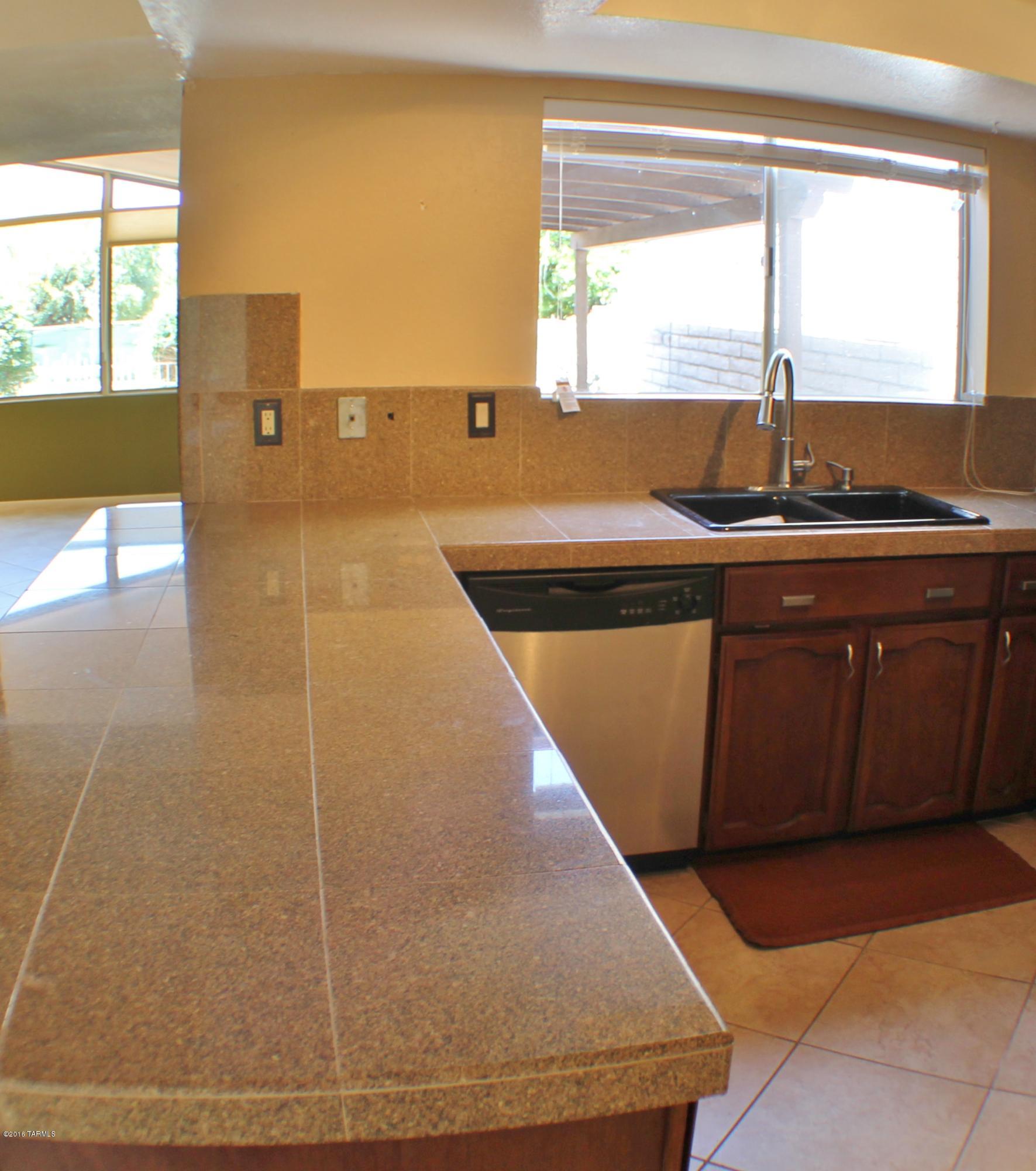 1301 North Vía Ronda Oeste Tucson, AZ 85715 - Photo 14 of 35