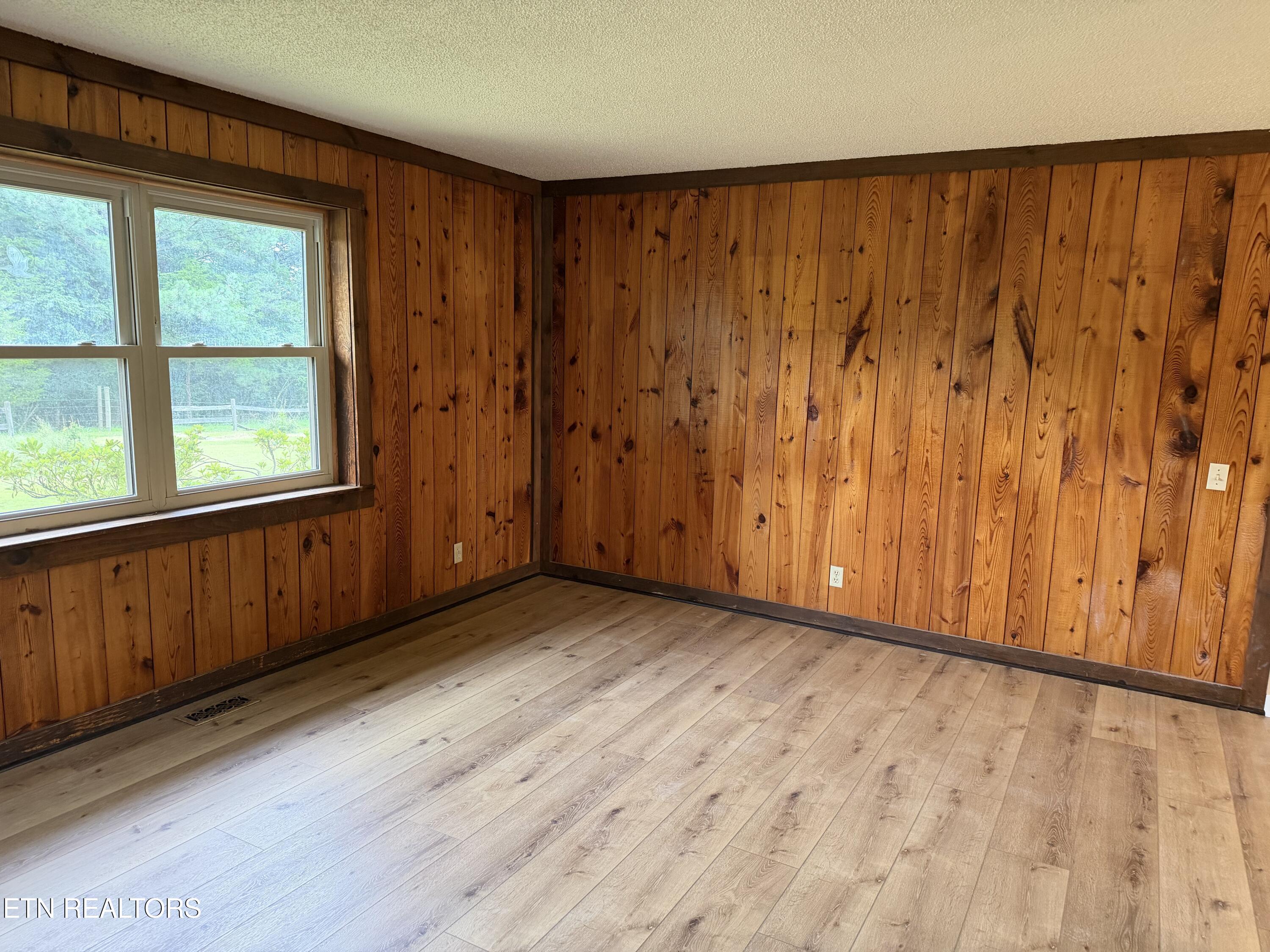152 Morris Road Kingston, TN 37763 - Photo 6 of 20 Living Room