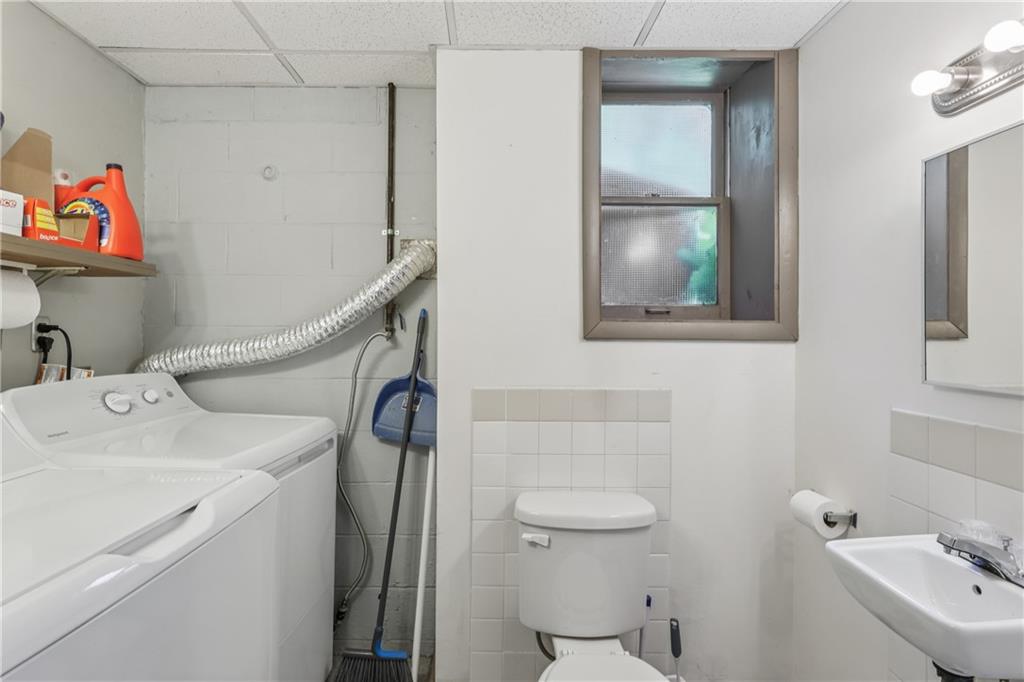 550 McClane Farm Road Washington, PA 15301 - Photo 14 of 31 a bathroom with a sink and toilet