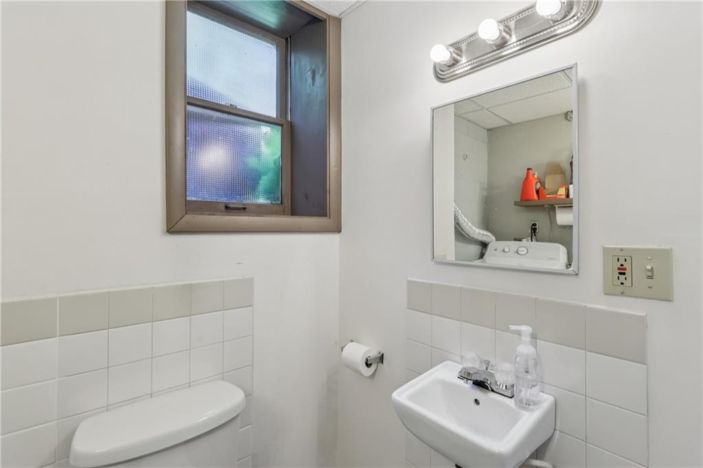 550 McClane Farm Road Washington, PA 15301 - Photo 15 of 31 a bathroom with a toilet a sink and mirror