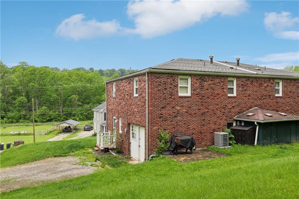 550 McClane Farm Road Washington, PA 15301 - Photo 27 of 31 a front view of a house with a yard