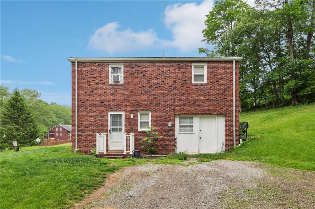550 McClane Farm Road Washington, PA 15301 - Photo 30 of 31 front view of a house with a yard