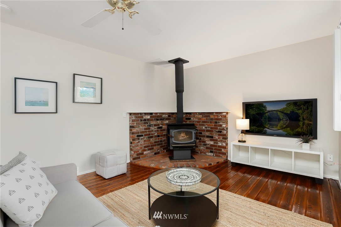 17830 28th Avenue Southeast Bothell, WA 98012 - Photo 11 of 25 a living room with furniture and a flat screen tv