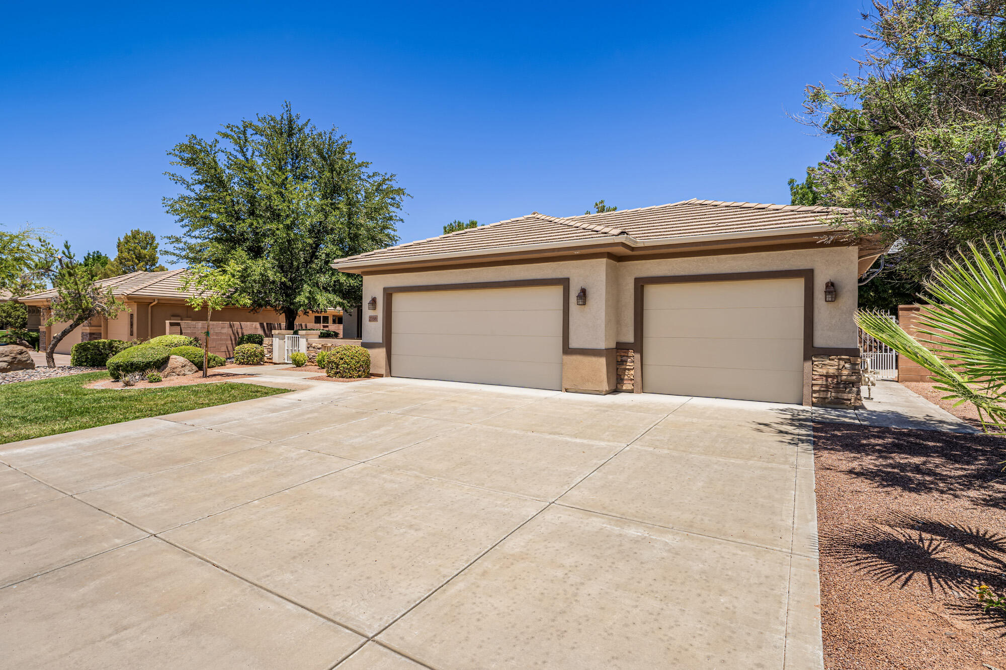 2166 West 1010 North St. George, UT 84770 - Photo 3 of 31 3 car garage