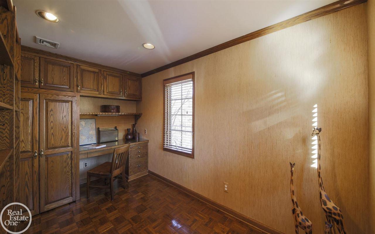 1712 Broadstone Road Grosse Pointe Woods, MI 48236 - Photo 15 of 34