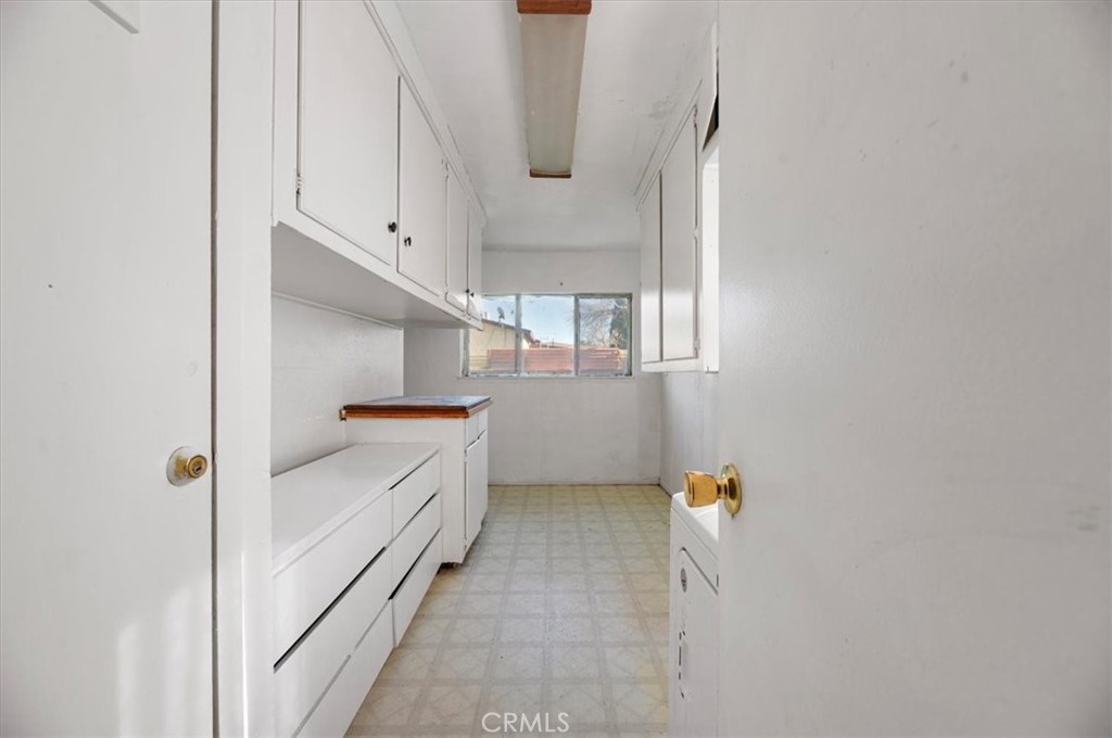 44340 Foxton Avenue Lancaster, CA 93535 - Photo 18 of 25 a bathroom with a bathtub and a window