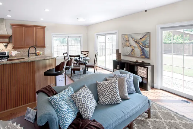 $600,000 | 215 North Hager Avenue, Barrington, IL 60010