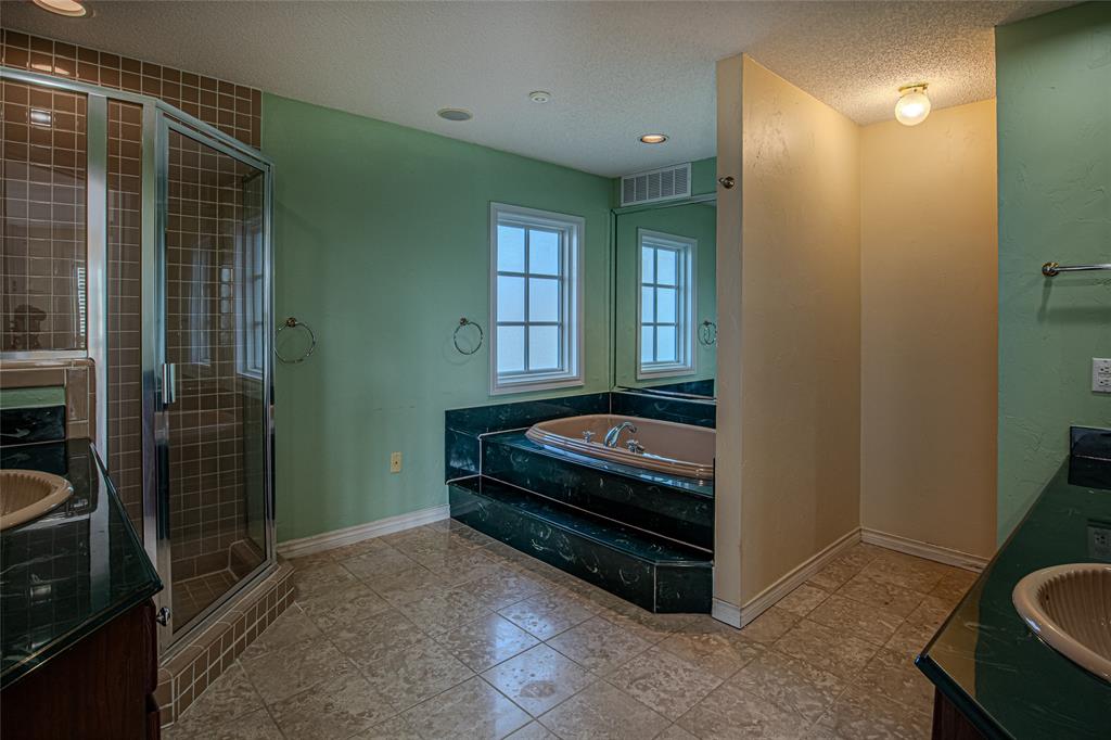 9310 Merritt Road Rowlett, TX 75089 - Photo 22 of 40 a room with a bed and a mirror