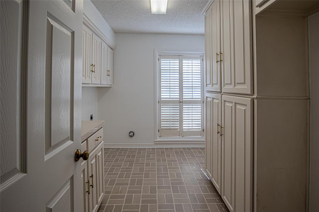 9310 Merritt Road Rowlett, TX 75089 - Photo 27 of 40 a bathroom with a window