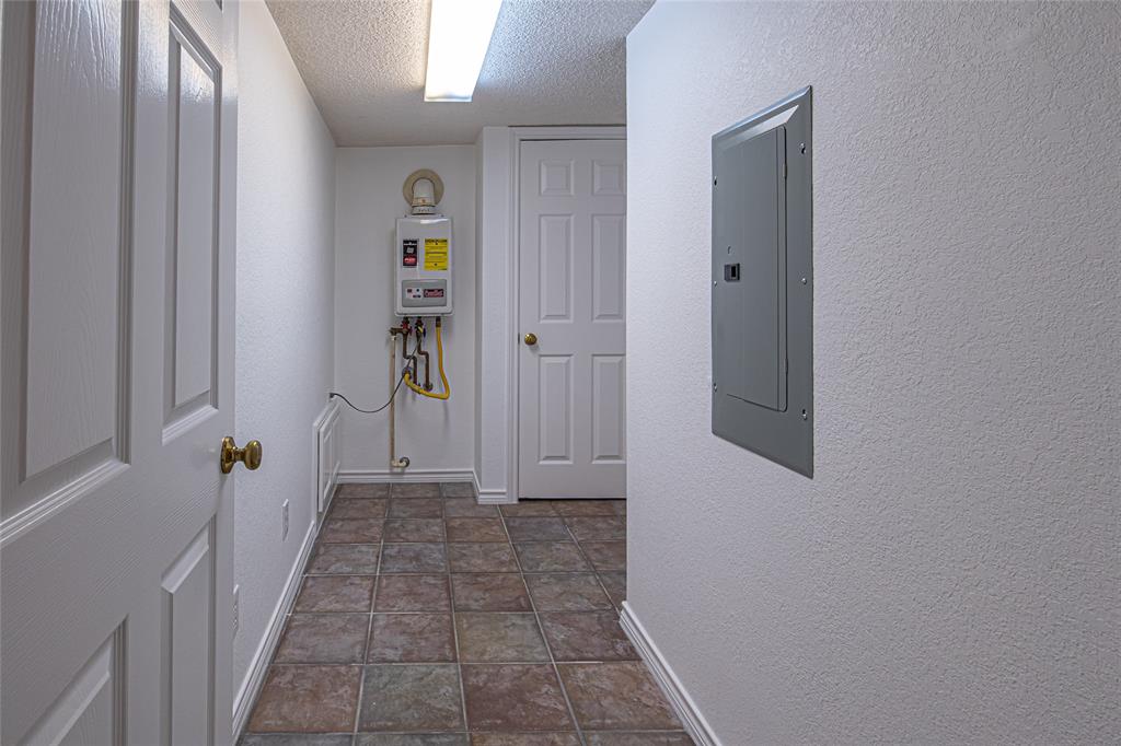 9310 Merritt Road Rowlett, TX 75089 - Photo 28 of 40 a view of a hallway
