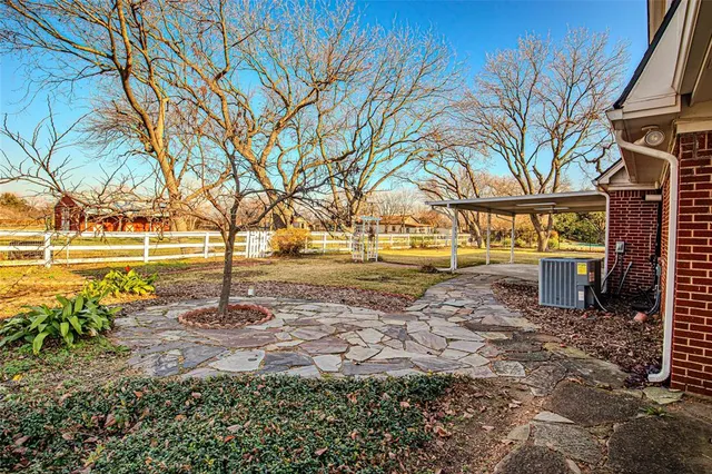a view of yard with tree