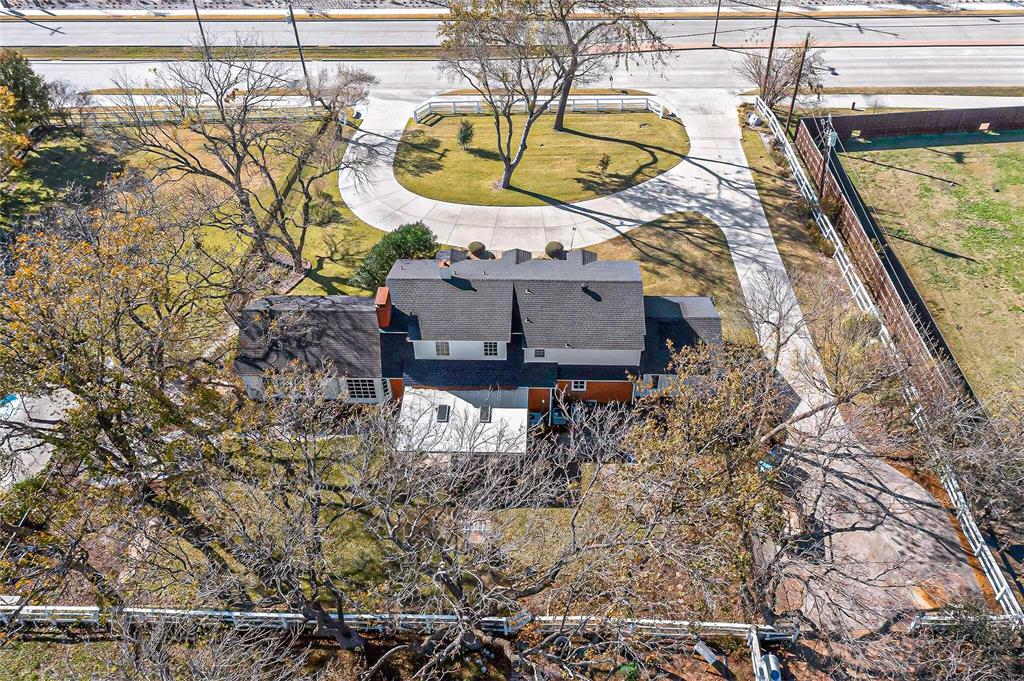 9310 Merritt Road Rowlett, TX 75089 - Photo 38 of 40 a picture of a table and chair in the patio