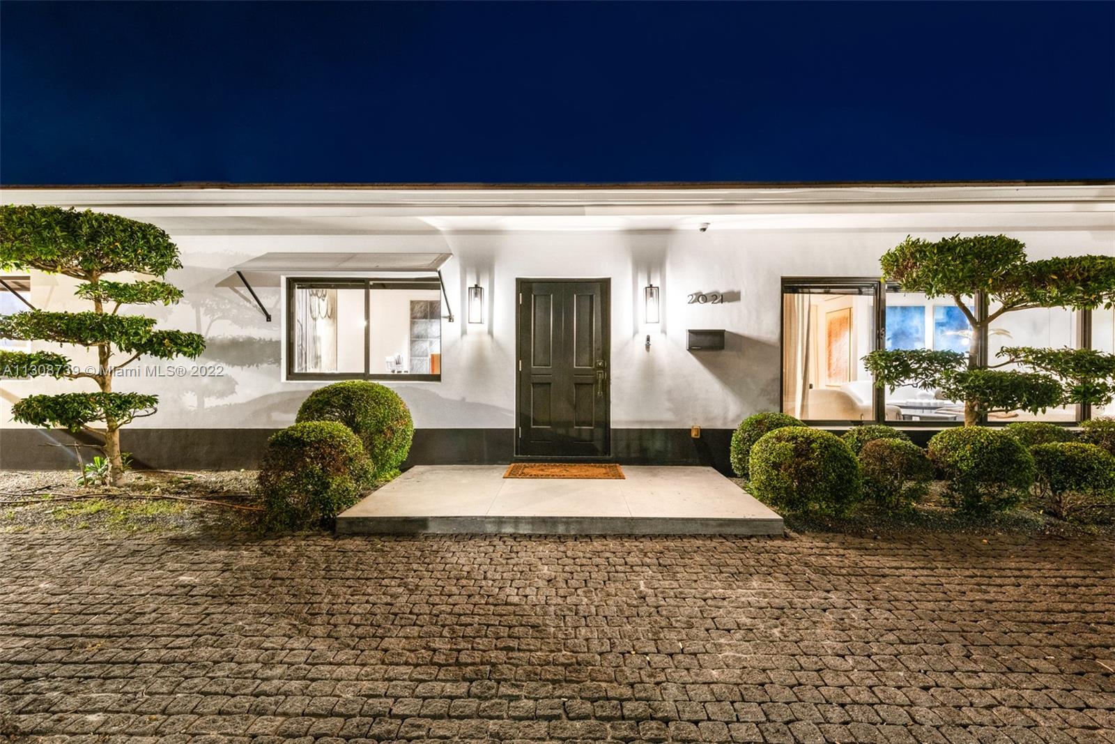 2021 North Bay Road Miami Beach, FL 33140 - Photo 5 of 38 a living room with furniture