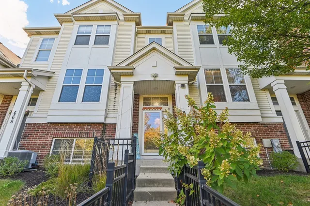 $399,900 | 664 Grosvenor Lane, Aurora, IL 60504