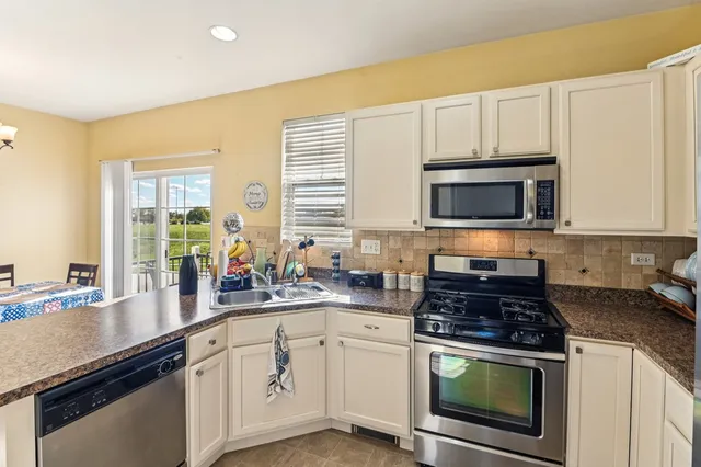 $399,900 | 664 Grosvenor Lane, Aurora, IL 60504