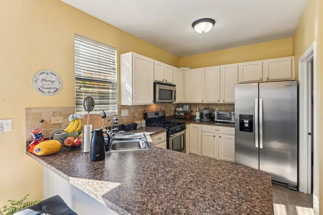 $399,900 | 664 Grosvenor Lane, Aurora, IL 60504