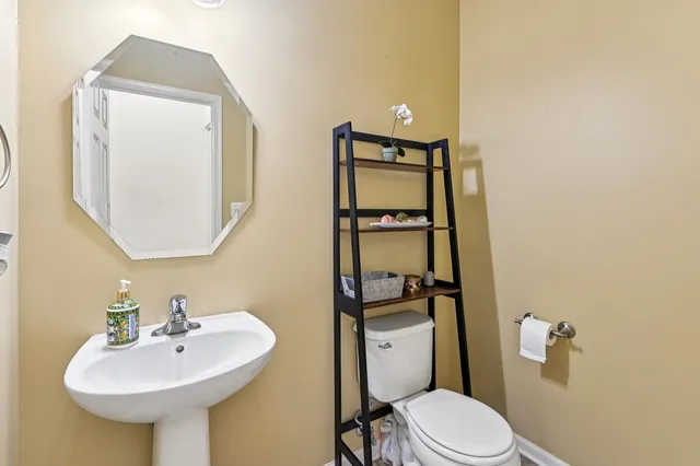 $399,900 | 664 Grosvenor Lane, Aurora, IL 60504